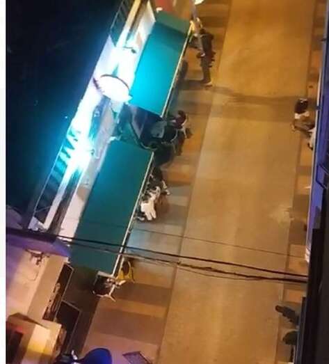 Imagen captada anoche por un vecino del local del que procede los ruidos/TA.